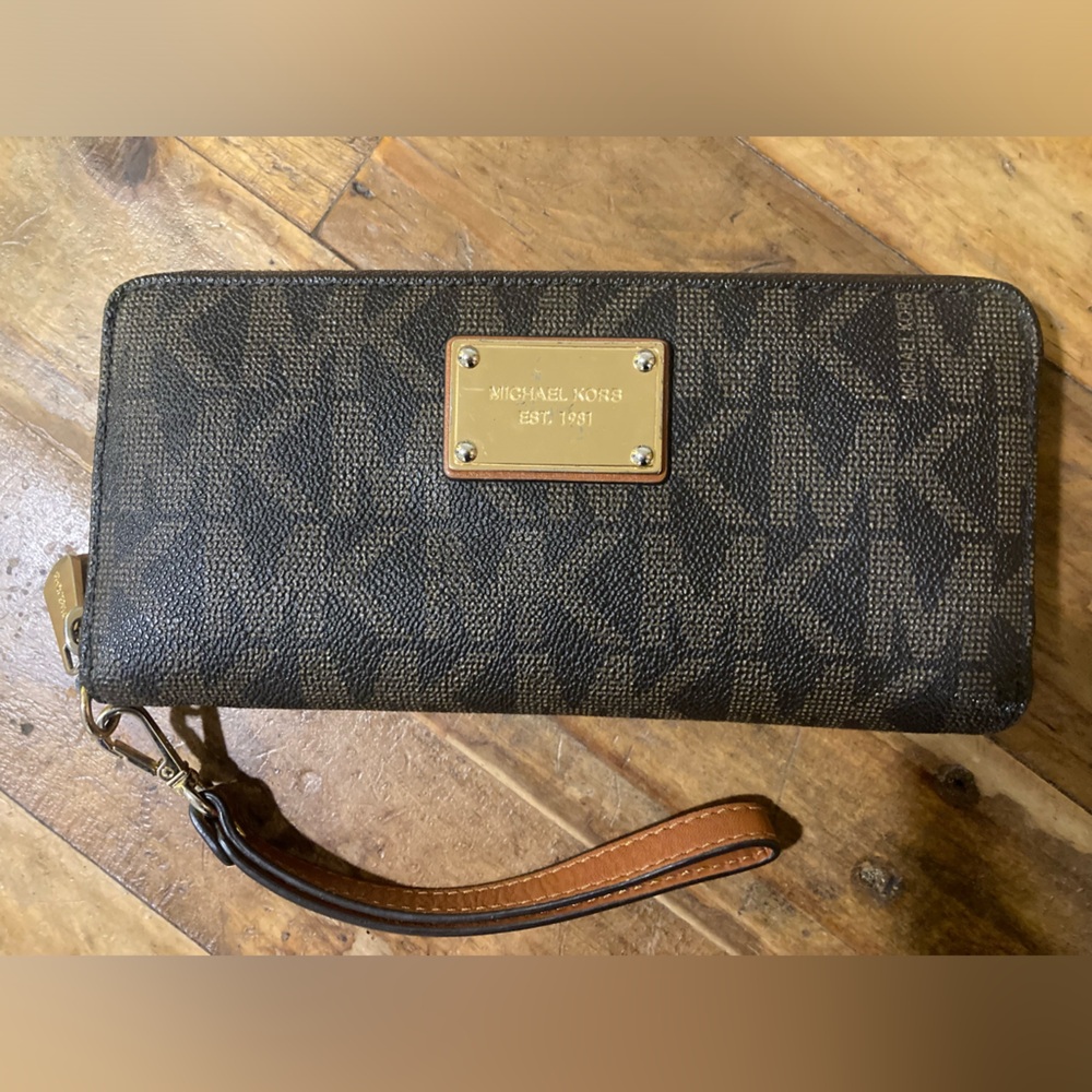 Michael Kors emblem wallet Wrislet